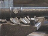ein Fremtfabrikat wird mit dem Hammer zerschlagen